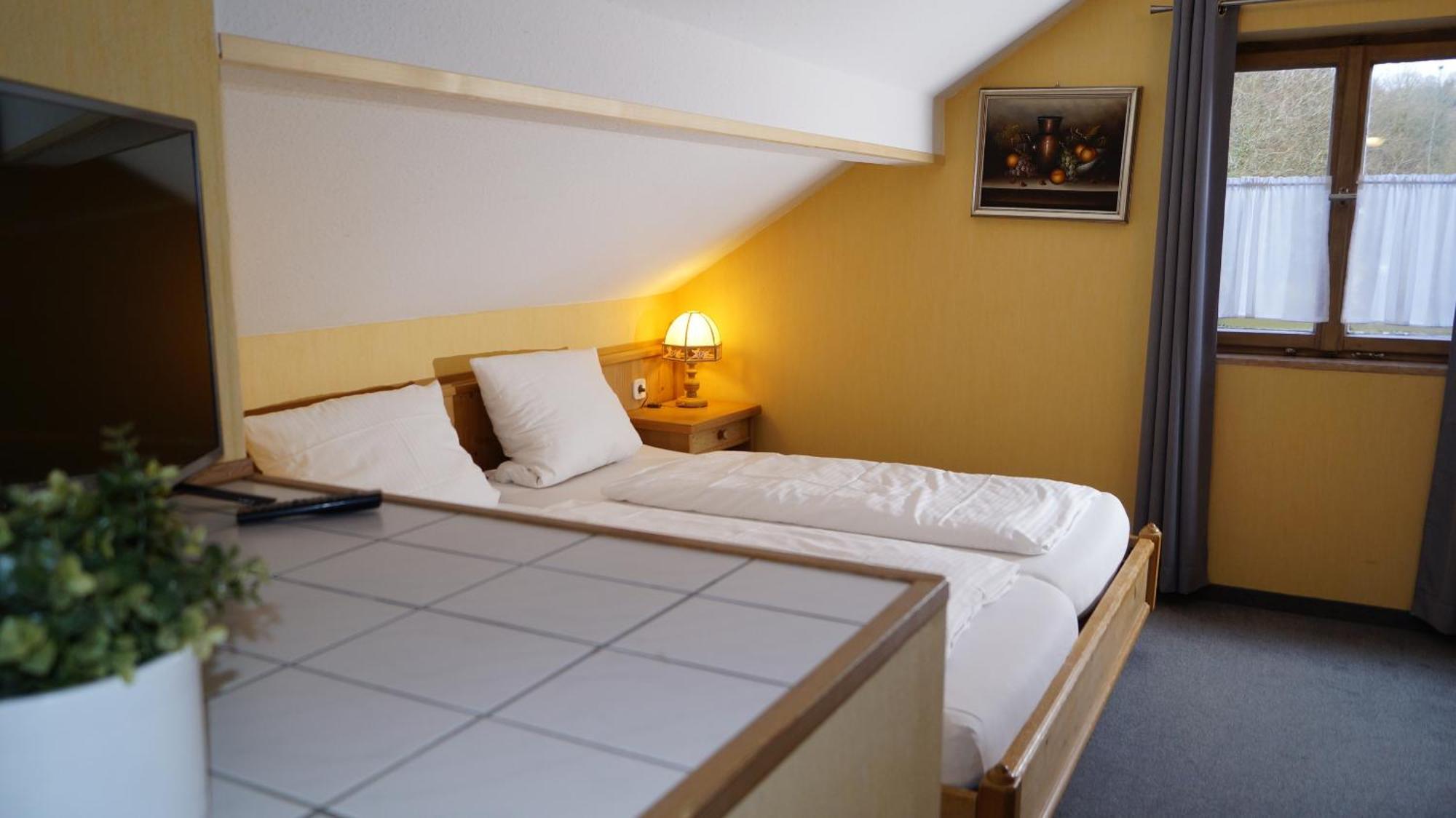 Landgasthof Falken Huttlingen Bilik gambar
