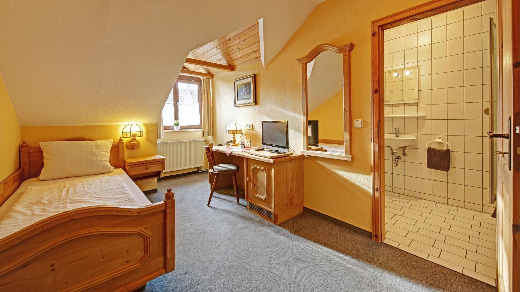 Landgasthof Falken Huttlingen Bilik gambar
