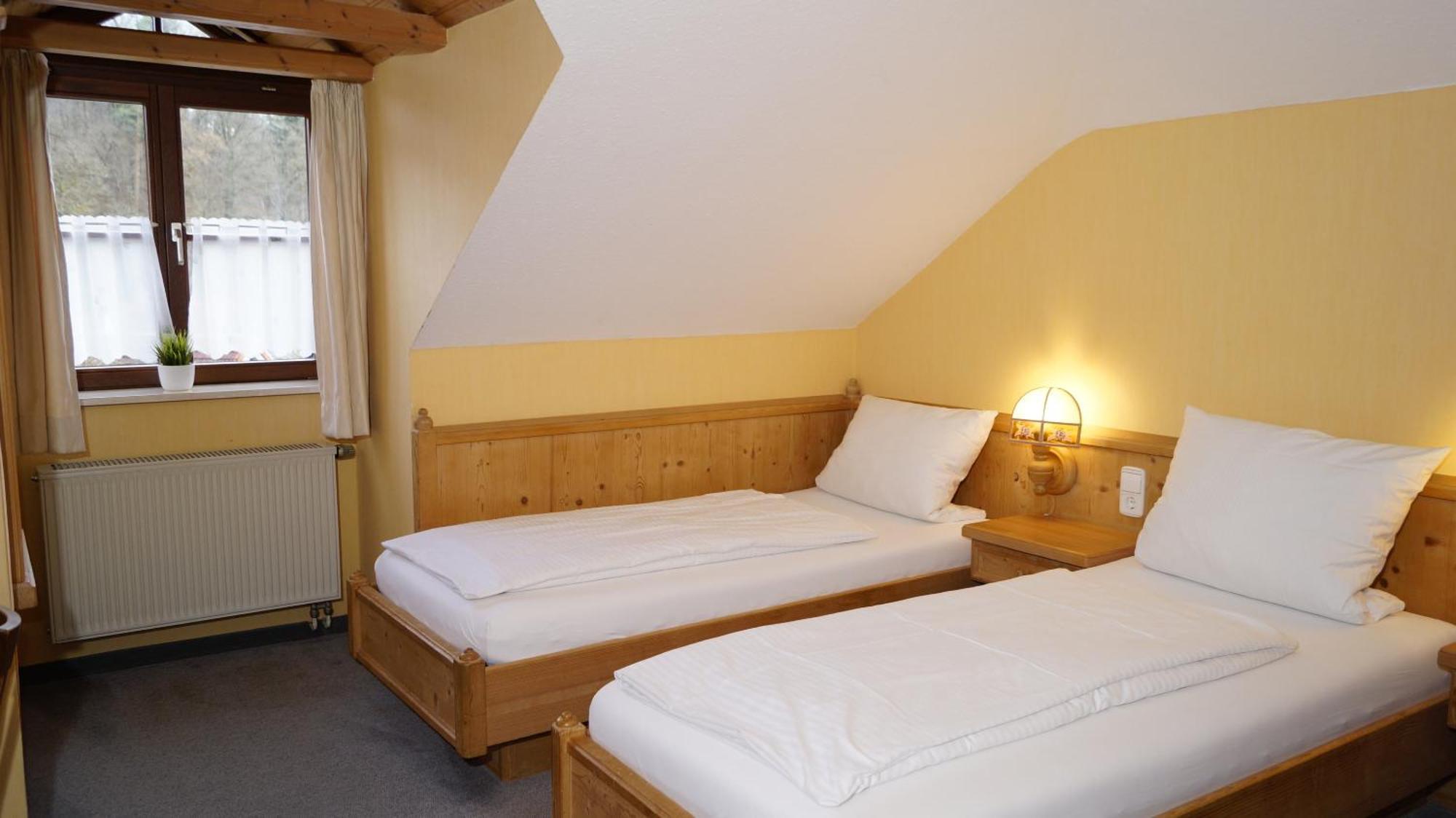 Landgasthof Falken Huttlingen Bilik gambar